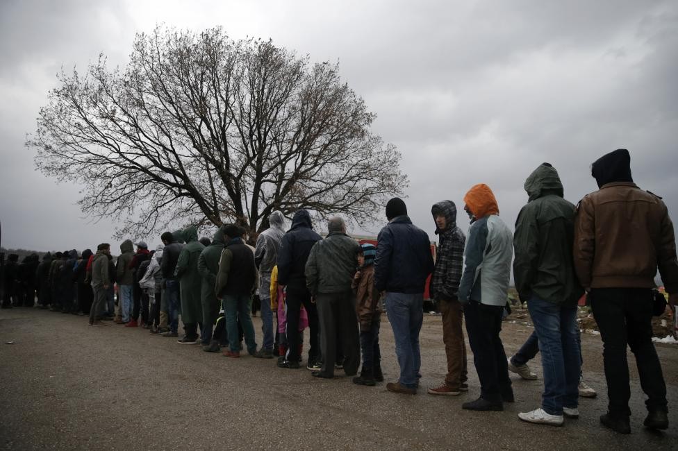 Phóng viên Reuters ghi lại những hình ảnh lúc  người tị nạn mắc kẹt ở biên giới Hy Lạp-Macedonia đứng xếp hàng nhận đồ cứu trợ tại trại tị nạn nằm gần làng Idomeni.